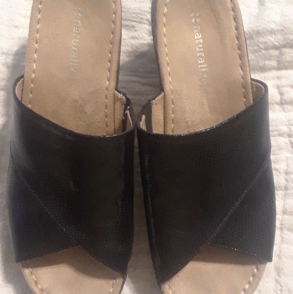 Naturalizer size 8 sandals black
